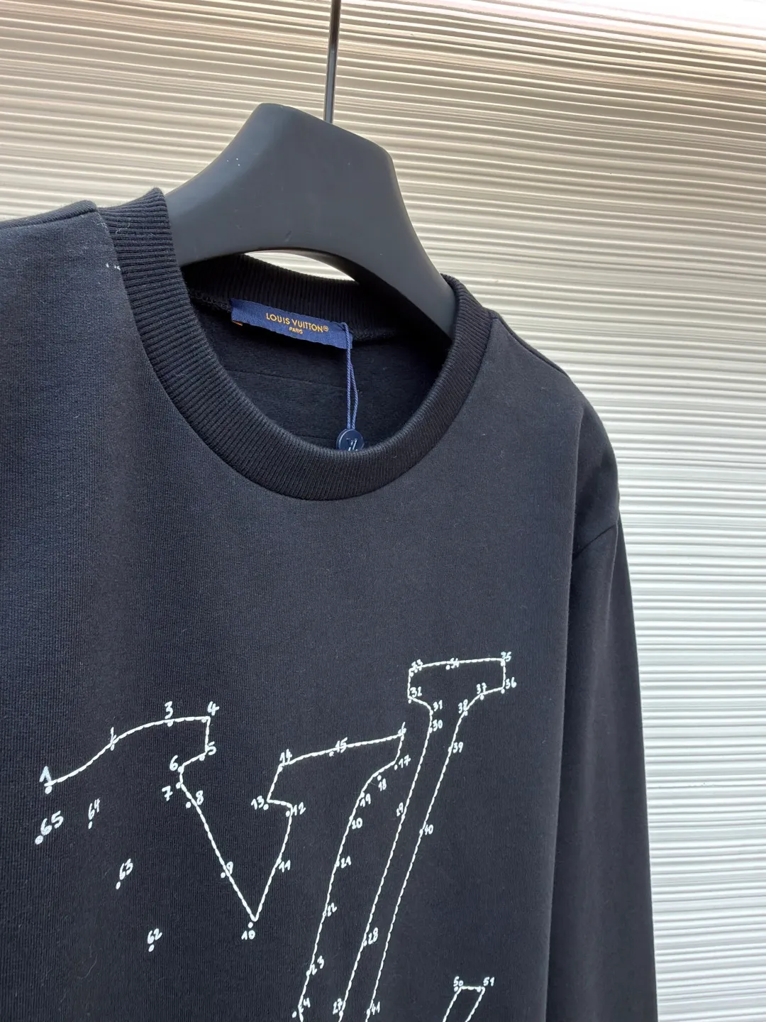 LOUIS VUITTON constellation embroidered round neck sweatshirt ●Original version: purchased and developed for 7499 ●Item number: 1681805-A90 ●Fabric: cotton sweatshirt fabric ●Technology: embroidery production ●Color: black ●Version: fitted version ●Weight: about 500 grams ●Size: S-M-L-XL ●Description: 32s double-ply cotton sweatshirt fabric After the gray cloth is dyed and finalized, the base fabric is subjected to a fleece shearing process. An eight-claw machine is used for screen printing and laser engraving on kefir. The printing effect is matte and feels light and thin. The embroidery uses a Tajima embroidery machine imported from Japan. The overall wiring is straight and delicate, the fabric is comfortable and soft, and the color is consistent without color difference. It can be matched with the same style to create a fashionable look and control various occasions. Customized accessories, complete with three standards, same style for men and women!